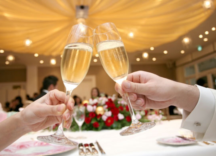 結婚式の乾杯や受付は誰に依頼する 選び方や頼み方を紹介 ディアナイト