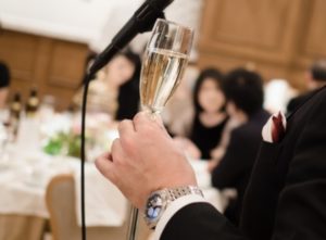 結婚式の乾杯や受付は誰に依頼する 選び方や頼み方を紹介 ディアナイト